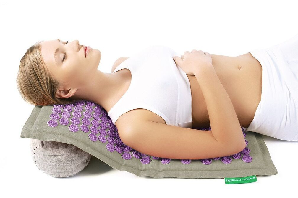 De naaldapplicator zal helpen bij de strijd tegen osteochondrose van de cervicale wervelkolom