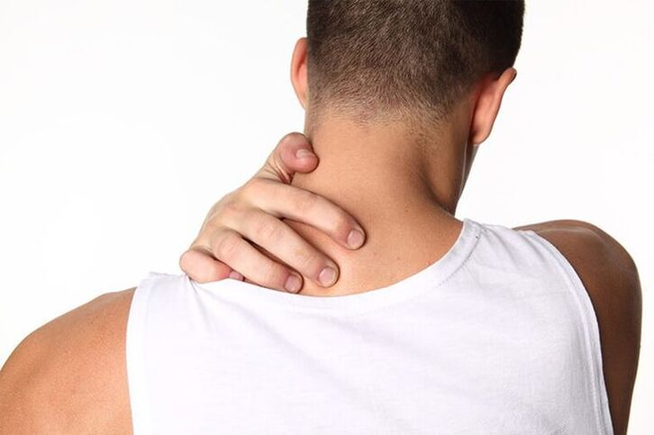 In de eerste fase van osteochondrose van de cervicale wervelkolom ontstaat ongemak in de nek